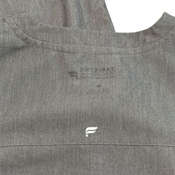 Fabletics Men's Gray V-Neck Scrub Tops Bundle Size M Short Sleeve - Picture 3 of 6
